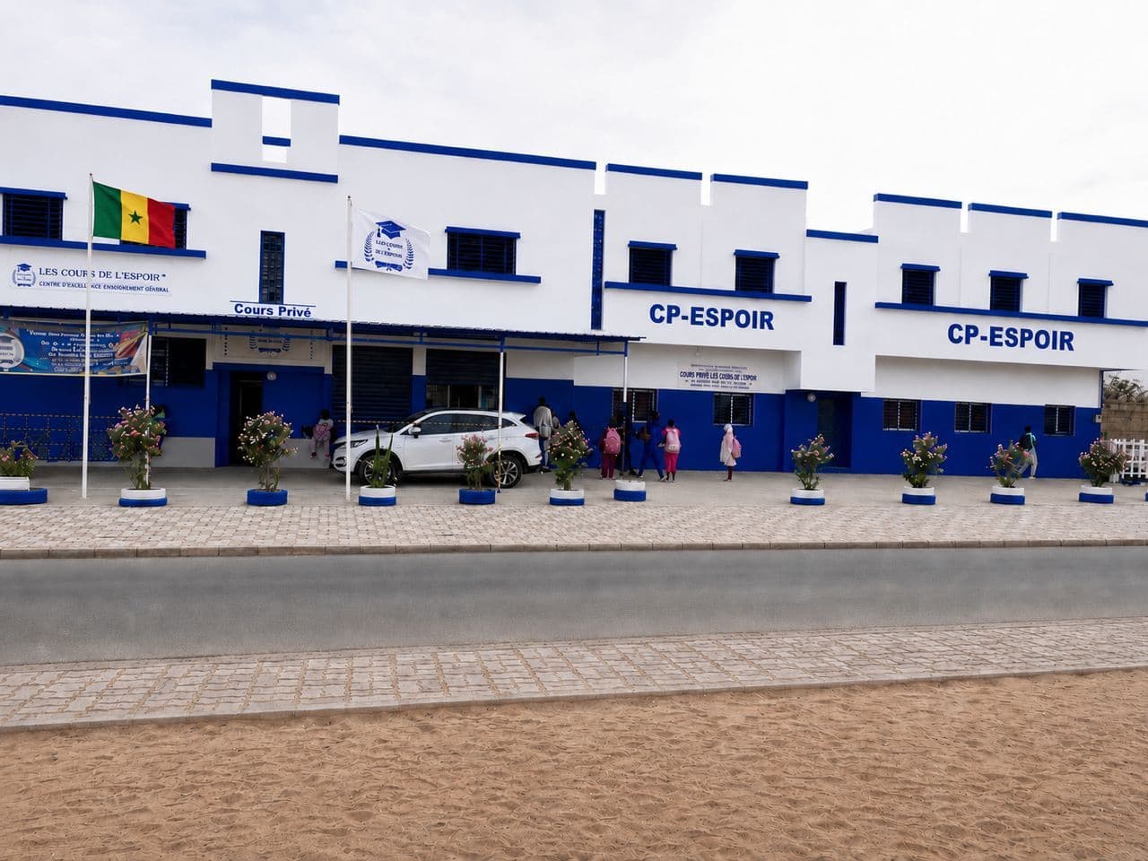 Entrée du Groupe Scolaire Les Cours de l'Espoir