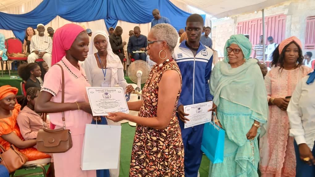 Remise de certificat à une élève