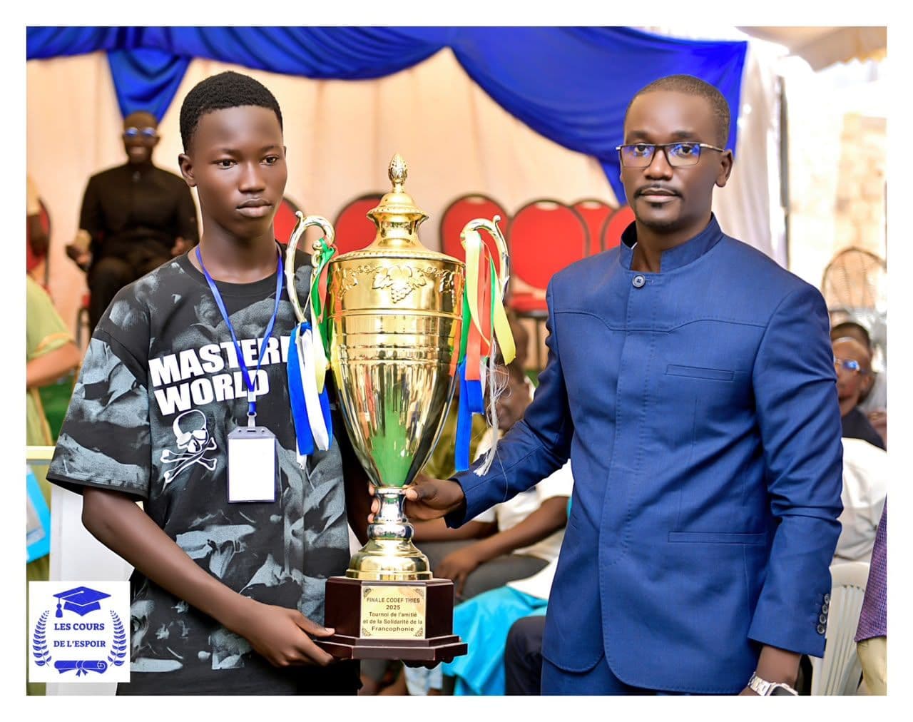 Élève et Directeur avec le trophée du Tournoi CODEF Thiès 2025